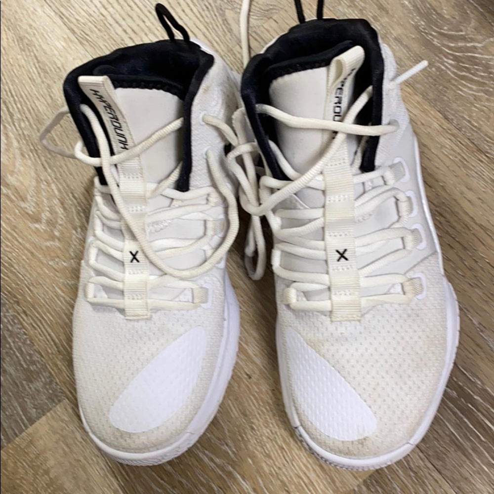 Women’s basketball shoes